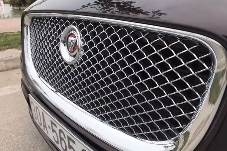 Jaguar XJL sở hữu kích thước tổng thể dài x rộng x cao lần lượt là 5.255 x 1.989 x 1.460mm, chiều dài trục cở sở ở mức 3.157mm. Cụm lưới tản nhiệt làm từ kim loại mạ chrome đặc trưng trên những mẫu xe Jaguar, đèn pha sử dụng bóng xenon kết hợp đèn định vị LED.