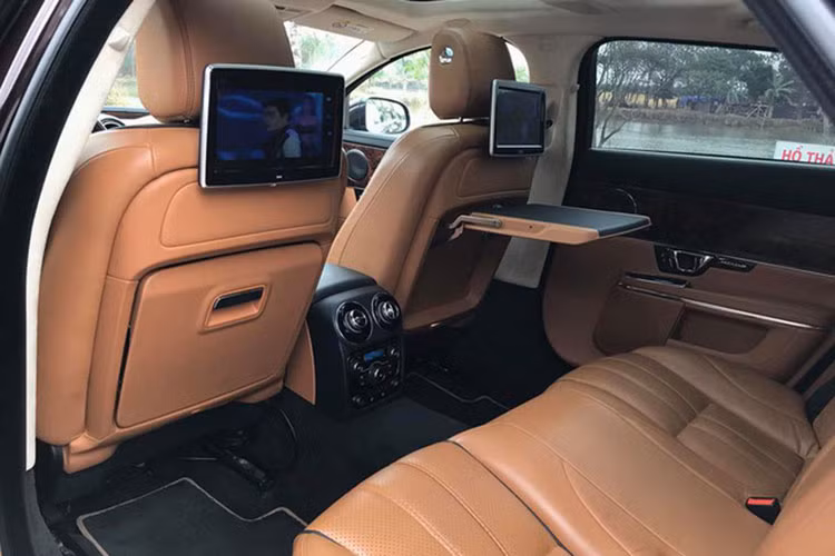 Ở hàng ghế phía sau, hành khách của xe được trang bị 2 màn hình giải trí kích thước 10,2 inch, bàn làm việc chỉnh cơ gắn tại tựa lưng hàng ghế trước, ghế ngồi chỉnh điện, rèm che kính,... Hệ thống âm thanh trên xe là 20 loa Meridian Surround cao cấp.
