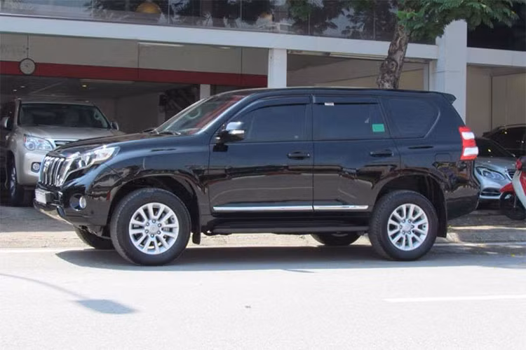 Tại thời điểm ra mắt vào cuối năm 2015, Toyota Land Cruiser Prado TXL có giá niêm yết 2,192 tỷ đồng. Sau khoảng 2 năm sử dụng và đi được khoảng hơn 25.000 km, xe Cruiser Prado đời cũ này hiện đang được chào bán với giá 2,2 tỷ đồng. Trong tình cảnh khan hiếm những chiếc xe nhập khẩu hiện nay, mức giá này tạm chấp nhận được.