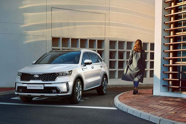 Chỉ vài ngày sau khi những hình ảnh chính thức đầu tiên của Kia Sorento thế hệ mới được tung ra, đến lượt thông số kỹ thuật được hé lộ. Theo đó, mẫu xe Kia Sorento 2021 được phát triển dựa trên cơ sở gầm bệ mới, giúp mẫu SUV cỡ trung này có thiết kế phong cách hơn và cải thiện cảm giác lái cũng như phản hồi vô lăng.