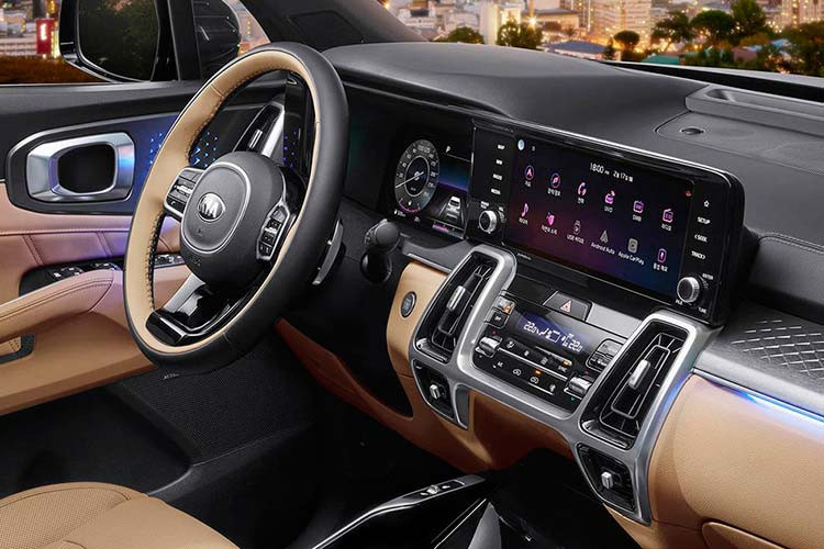 Đầu tiên là động cơ diesel 4 xi-lanh, tăng áp, dung tích 2,2 lít mới dành cho thị trường Hàn Quốc và châu Âu. Động cơ tạo ra công suất tối đa 202 mã lực và mô-men xoắn cực đại 440 Nm. Động cơ kết hợp với hộp số tự động ly hợp ướt kép 8 cấp mới và chỉ tiêu thụ lượng nhiên liệu trung bình 14,3 km/lít (khoảng 6,99 lít/100 km) khá ấn tượng.