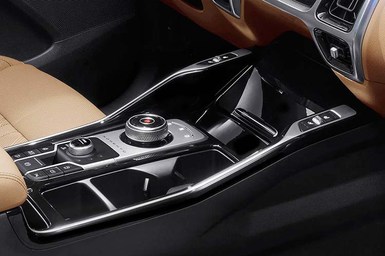 Cuối cùng là hệ truyền động hybrid, bao gồm máy xăng 4 xi-lanh, tăng áp, dung tích 1,6 lít, tạo ra công suất tối đa 180 mã lực và mô-men xoắn cực đại 265 Nm. Động cơ này đồng hành cùng mô-tơ điện 60 mã lực và cụm pin lithium-ion 1,49 kWh nằm bên dưới sàn xe, sản sinh công suất tối đa 230 mã lực và mô-men xoắn cực đại 350 Nm đồng thời tiêu thụ lượng nhiên liệu 15,3 km/lít (6,53 lít/100 km).