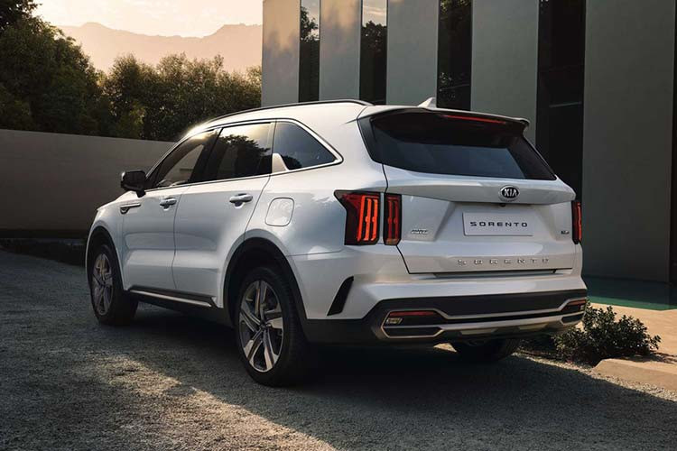 Về an toàn, Kia Sorento 2021 được trang bị hệ thống phanh mới, tự động nhấn phanh sau khi túi khí đã bung nhằm giảm thiểu mức độ thương vong của những vụ va chạm thứ cấp. Ngoài ra, xe còn có 8 túi khí, bao gồm cả túi khí giữa 2 ghế trước.