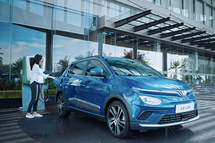 Cụ thể, không chỉ hỗ trợ hoàn toàn bằng tiếng Việt với khẩu lệnh kích hoạt “Hey VinFast”, công nghệ trợ lý ảo Vivi trên VF e34 còn có thể hiểu được ngôn ngữ đặc thù từng vùng miền. Trong livestream ra mắt, hãng xe Việt phô diễn tính năng này bằng cách mời đến một người dùng đến từ Hà Tĩnh và vẫn hoàn toàn có thể giao tiếp thoải mái với trợ lý ảo.