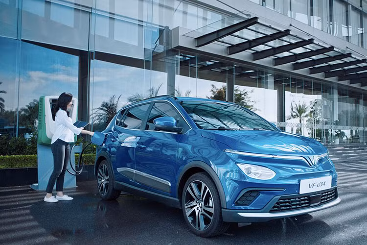 Cụ thể, không chỉ hỗ trợ hoàn toàn bằng tiếng Việt với khẩu lệnh kích hoạt “Hey VinFast”, công nghệ trợ lý ảo Vivi trên VF e34 còn có thể hiểu được ngôn ngữ đặc thù từng vùng miền. Trong livestream ra mắt, hãng xe Việt phô diễn tính năng này bằng cách mời đến một người dùng đến từ Hà Tĩnh và vẫn hoàn toàn có thể giao tiếp thoải mái với trợ lý ảo.