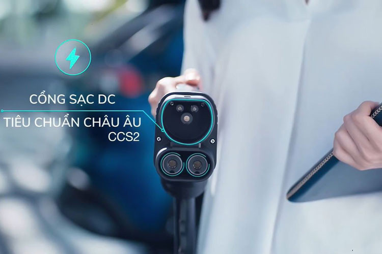 Trong ứng dụng của xe, người dùng có thể theo dõi thời lượng pin hiện có, báo cáo lịch sử xe và thói quen lái theo tuần/tháng, tự động định vị dễ dàng tìm kiếm xe, quản lý vào theo dõi tình trạng sạc pin, cảnh báo chống trộm, nhận diện sự cố va chạm và tự động gọi cứu thương khẩn cấp, tự động chẩn đoán và cảnh báo vấn đề, quản lý lịch bảo dưỡng,cập nhật phần mềm.