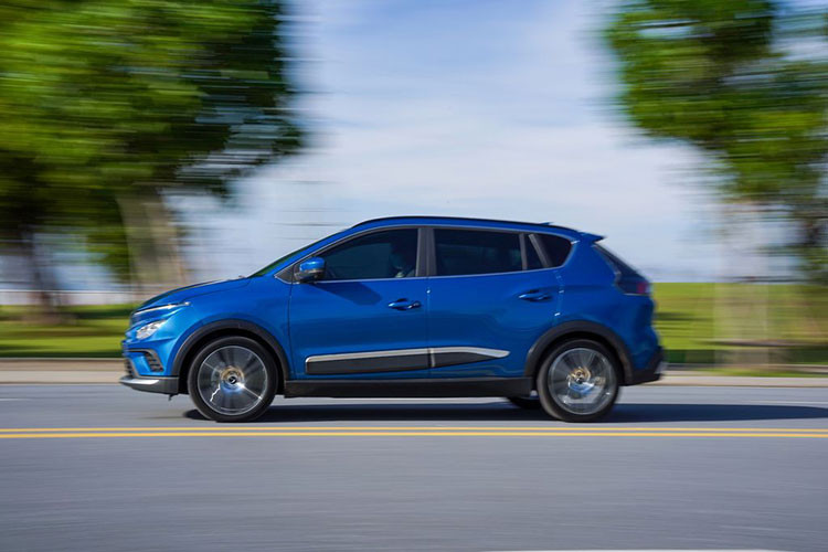 VinFast VF e34 được phân phối theo hình thức thuê pin với chi phí thuê cố định 1 tháng là 1,45 triệu đồng cho quãng đường 1.400 km. Ngoài ra, khách Việt sẽ còn phải đóng thêm chi phí nạp điện và theo VinFast quy định, tổng chi phí thuê pin và nạp điện sẽ chỉ ngang với chi phí nạp nhiên liệu của một chiếc xe cùng cỡ.