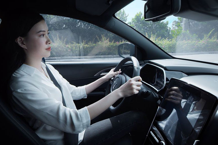 Khi sạc đầy, VinFast VF e34 chạy điện thông minh sẽ đi được quãng đường tối đa là 285 km, ít hơn một chút theo tuyên bố trước đó của hãng xe Việt. Dẫu vậy, VinFast vẫn hứa hẹn sẽ nỗ lực nghiên cứu và tối ưu phần mềm hơn nữa trong thời gian tới để nâng phạm vi hoạt động tối đa của VF e34 lên 300 km.