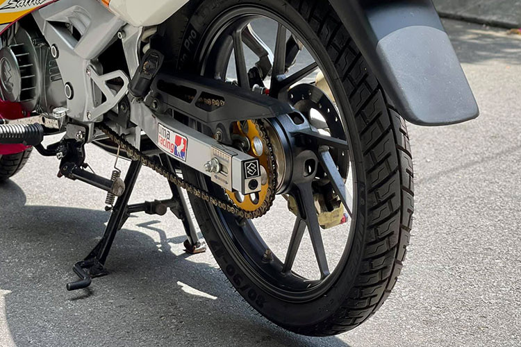 Trên chiếc xế nổ 2 kỳ Suzuki Sport 110 này, nó đã được người chơi dọn theo phong cách mới hơn là Satria 120 nên những chi tiết dọn trên xe đều là những món phụ tùng hàng hiệu như; mâm raider 2 đĩa, cùm, đèn, heo trước và sau bremboo, ben đạp, cặp vỏ michelin, nhông dĩa,v.v... Có thể quan sát thấy nhiều chi tiết từ nút bấm đến dàn chân bánh căm đều được dọn lại như mới nhưng vẫn giữ nét nguyên sơ.