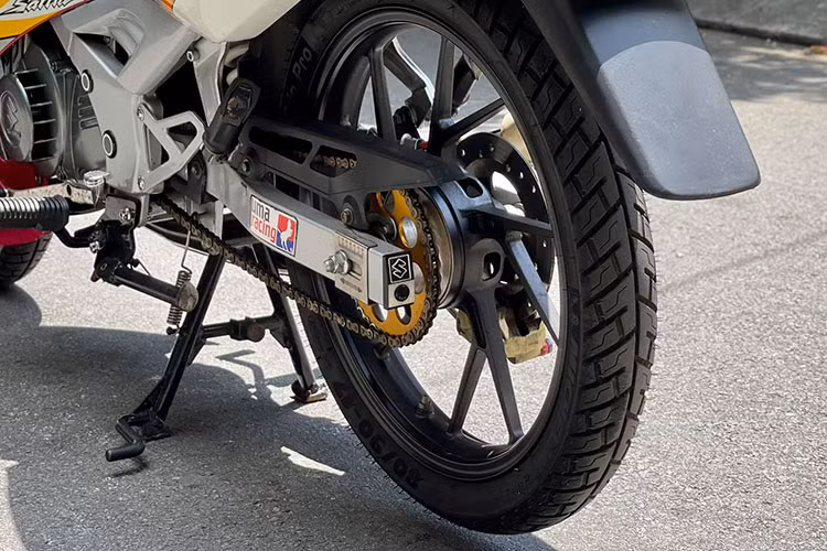 Trên chiếc xế nổ 2 kỳ Suzuki Sport 110 này, nó đã được người chơi dọn theo phong cách mới hơn là Satria 120 nên những chi tiết dọn trên xe đều là những món phụ tùng hàng hiệu như; mâm raider 2 đĩa, cùm, đèn, heo trước và sau bremboo, ben đạp, cặp vỏ michelin, nhông dĩa,v.v... Có thể quan sát thấy nhiều chi tiết từ nút bấm đến dàn chân bánh căm đều được dọn lại như mới nhưng vẫn giữ nét nguyên sơ.