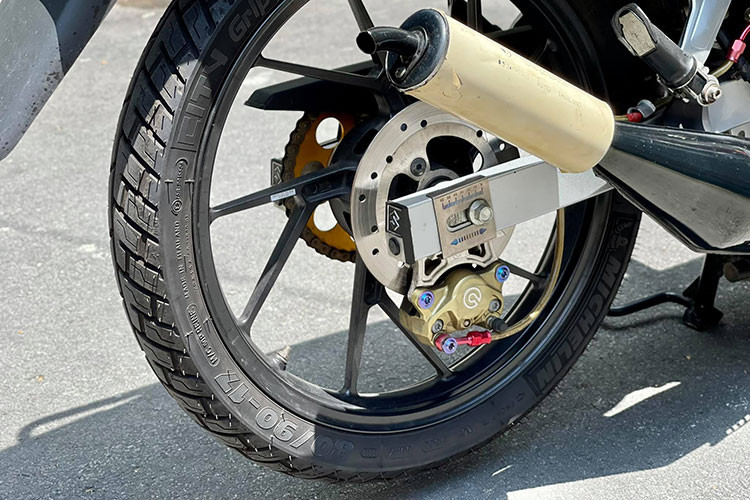 Hệ truyền động của xe dạng xích trần, bánh trước của RGV có kích cỡ 70/90/17 trong khi bánh sau là 80/90/17. Chiếc xe sử dụng phuộc sau dạng monoshock đến từ thương hiệu KYB nổi bật. Bên cạnh đó, bộ để chân dạng gãy thiết kế ấn tượng của xe cũng là một vẻ đẹp mà nhiều dòng xe máy sau này đã áp dụng.