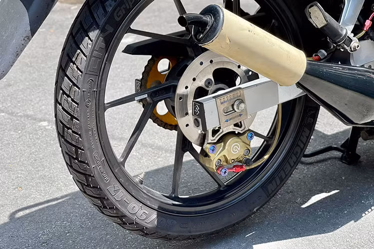 Hệ truyền động của xe dạng xích trần, bánh trước của RGV có kích cỡ 70/90/17 trong khi bánh sau là 80/90/17. Chiếc xe sử dụng phuộc sau dạng monoshock đến từ thương hiệu KYB nổi bật. Bên cạnh đó, bộ để chân dạng gãy thiết kế ấn tượng của xe cũng là một vẻ đẹp mà nhiều dòng xe máy sau này đã áp dụng.