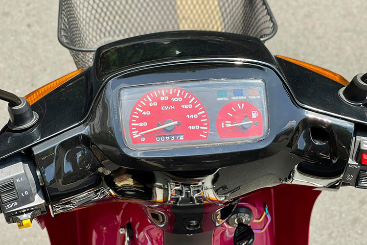 Cùng với Suzuki FX125, Suzuki Sport 110 côn tay cũng đã góp phần ghi đậm hình ảnh Suzuki trong lòng người tiêu dùng Việt. Tuy nhiên với gia tốc mạnh, chiếc xe cũng là phương tiện di chuyển yêu thích của những tên cướp đường phố cuối Thế kỷ 20 tại miền Nam. Chính vì vậy, tiếng nổ 2 kỳ đặc trưng của "Su xì po" cũng trở thành nỗi "khiếp sợ" của nhiều người đi đường tại Sài Gòn thời điểm đó.