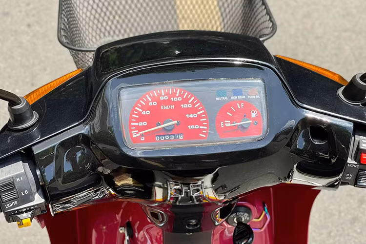 Cùng với Suzuki FX125, Suzuki Sport 110 côn tay cũng đã góp phần ghi đậm hình ảnh Suzuki trong lòng người tiêu dùng Việt. Tuy nhiên với gia tốc mạnh, chiếc xe cũng là phương tiện di chuyển yêu thích của những tên cướp đường phố cuối Thế kỷ 20 tại miền Nam. Chính vì vậy, tiếng nổ 2 kỳ đặc trưng của "Su xì po" cũng trở thành nỗi "khiếp sợ" của nhiều người đi đường tại Sài Gòn thời điểm đó.