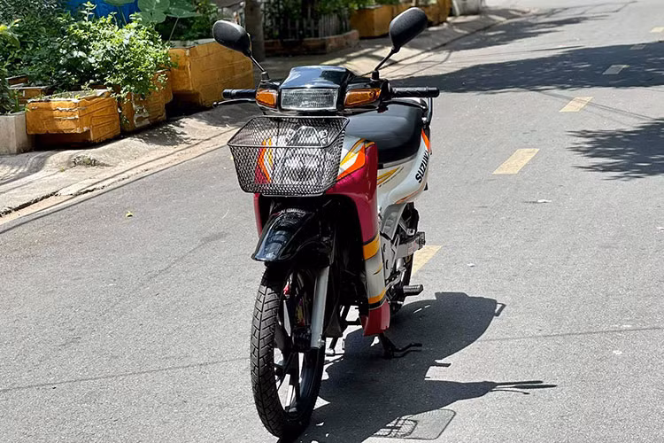 Chiếc xe máy Suzuki RG Sport 110 hai kỳ (còn được gọi là Xì po 110) được một tay chơi tại Sài Gòn dọn lại với tất cả niềm tâm huyết của mình theo một phong cách đời cao Suzuki Satria 120. Các chi tiết trên xe được nguyên bản nhưng được làm mới và độ thêm phụ kiện đã khiến nhiều người đam mê dòng xe này chú ý.