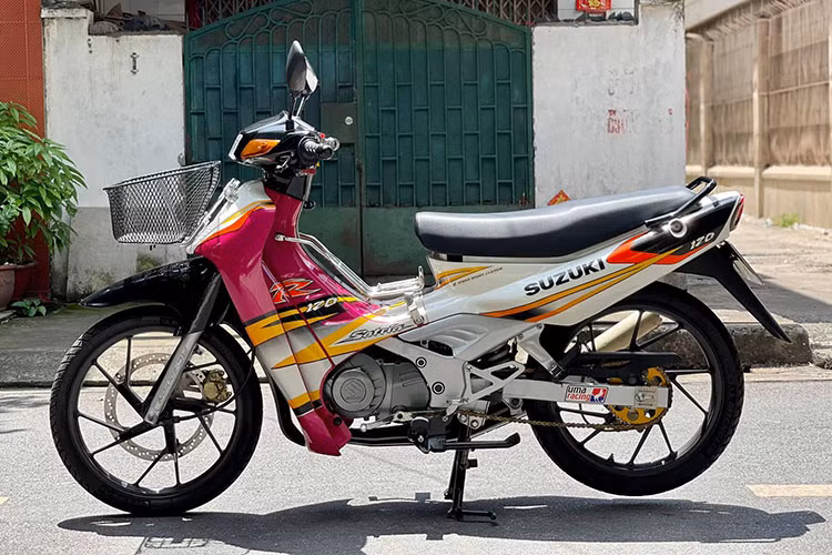 Xuất hiện tại thị trường Việt Nam trong khoảng 1996-1998 mẫu xe côn tay 2 thì Suzuki xì po 110cc này từng một thời gây đình đám giới chơi xe. Ban đầu, xe nhập nguyên chiếc từ Malaysia và giá bán vài cây vàng. Khi cơ quan đăng kiểm nâng cấp tiêu chuẩn khí thải, độ ồn... xe hai thì trở thành hàng hiếm.