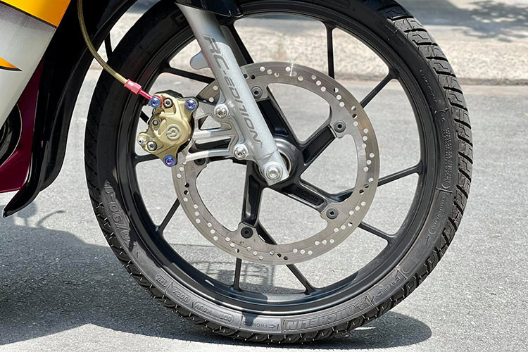 Bộ yên của xe cũng còn giữ nguyên "phom" cùng lớp giả da sần đi kèm tay xách "zin". Bộ gắp sau đã được làm mới lại nhưng vẫn giữ theo phong cách nguyên bản và đặc biệt là bộ tem Suzuki Satria 120 đời 2000 nâng cấp cho xe của nhà sản xuất trước đây.