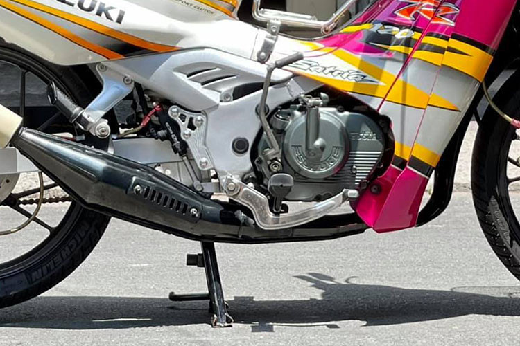 Khối động cơ mạnh mẽ của Suzuki Sport với dung tích xi-lanh 110 phân khối có công suất 14,5 mã lực tại vòng tua máy 7.500 vòng/phút, hộp số 5 cấp. Nhờ động cơ 2 kỳ đầy mạnh mẽ, chiếc xe có thể đạt vận tốc lên đến hơn 120km/h.