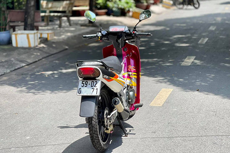 Tiếng động cơ hai thì quen thuộc và làn khói trắng thơm từ pô xe như có ma lực thần kỳ, “gây nghiện”với những người đam mê. Những người ưa trải nghiệm tốc độ, thích tiếng máy 2 thì, không phân biệt tuổi tác đều có chung một tình yêu với những chiếc "su xì po".