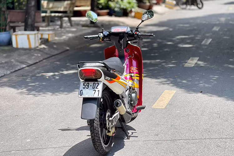 Tiếng động cơ hai thì quen thuộc và làn khói trắng thơm từ pô xe như có ma lực thần kỳ, “gây nghiện”với những người đam mê. Những người ưa trải nghiệm tốc độ, thích tiếng máy 2 thì, không phân biệt tuổi tác đều có chung một tình yêu với những chiếc "su xì po".