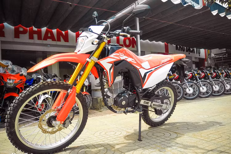 Mẫu xe địa hình "cào cào" phân khối nhỏ, môtô Honda CRF150L phiên bản 2018 mới đã chính thức được các nhà nhập khẩu xe máy tư nhân đưa về Việt Nam, trên phiên bản mới này xe không có nhiều thay đổi so với phiên bản concept từng được hé lộ vào hồi cuối năm 2016.