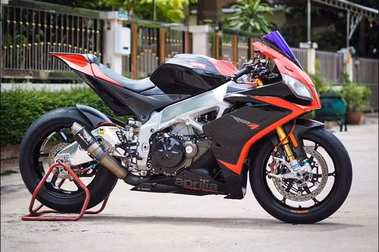 Tại thị trường châu Âu, vào thời điểm mới ra mắt vào năm 2015 mức giá xe Aprilia RSV4 lên tới khoảng hơn 20.000 USD (tương đương gần 500 triệu đồng), tuy nhiên khi về dến Việt Nam nó không được công bố mức giá cụ thể như theo nhiều dân chơi môtô phân khối lớn dự đoán nó sẽ không kém gì giá của Ducati 1199 hay Yamaha R1.