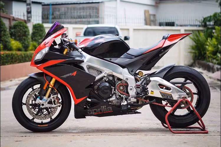 Ra mắt lần đầu ở Việt Nam tại VMCS hồi tháng 4/2016, siêu môtô Aprilia RSV4 là một trong những phiên bản nâng cấp của dòng superbike RSV4 đình đámcó mặt từ năm 2009. Nó được xem đối thủ cùng phân khúc của Ducati 1199/1299, Yamaha R1 hay Honda CBR1000RR...