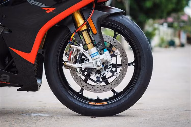 Là một chiếc xe superbike đỉnh cao, chiếc siêu môtô Aprilia RSV4 tại Sài Gòn này còn được chủ nhân trang bị đầy đủ những phụ tùng "hàng tuyển" từ nhiều hãng tên tuổi trên Thế giới, có thể kể tới bao gồm hệ thống giảm xóc Ohlins, phanh Brembo và lốp hàng hiệu được trang bị.