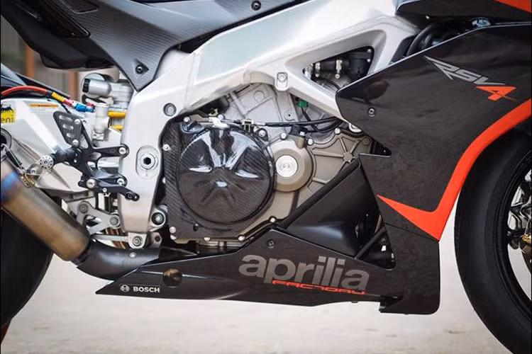 Cung cấp sức mạnh cho mẫu siêu môtô Aprilia RSV4 này là khối máy V4 DOHC với góc chữ V65 độ dung tích 999,6 cc, làm mát bằng dung dịch, đem tới công suất 201 mã lực tại 13.000 vòng/phút và mô-men xoắn cực đại 115 Nm tại 10.500 vòng/phút mạnh hơn 17 mã lực so với bản cũ.