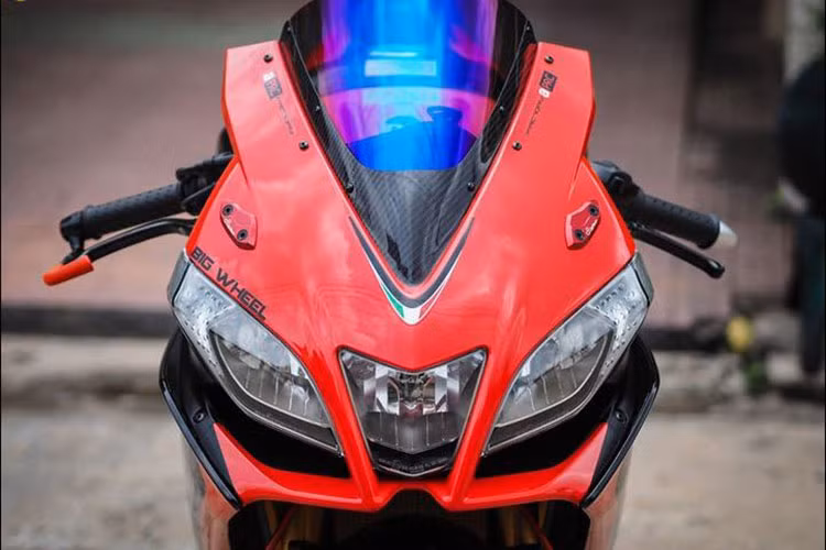 Thừa hưởng thiết kế tương tự các phiên bản trước đó nhưng đã có nhiều cải tiến tương tự xe đua. Aprilia RSV4 sở hữu chiều dài 2031 mm và trục cơ sở 1420 mm, đây cũng là một trong những siêu môtô gọn gàng nhất. 