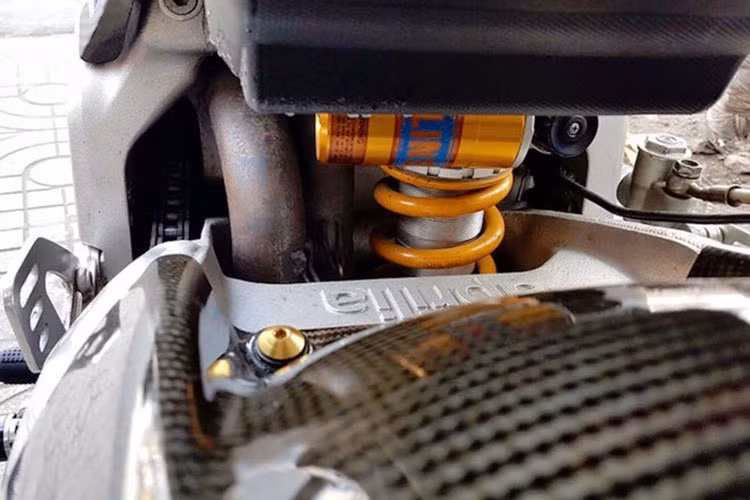 Danh sách các công nghệ hỗ trợ điện tử cho xe bao gồm kiểm soát vận hành APRC (Aprilia Performance Ride Control) với kiểm soát lực kéo Traction Control, kiểm soát bốc đầu Wheelie Control, kiểm soát khởi động Launch Control và sang số nhanh Quick Shift. Tất cả kết hợp với kiểm soát bướm ga Ride by Wire cùng nhiều chế độ chạy.