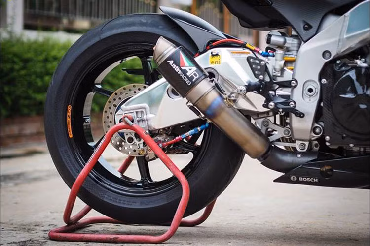 Ngoài việc sở hữu bộ khung nhôm nguyên bản siêu nhẹ, chiếc Aprilia RSV4 trong bài viết này còn được trang bị thêm ống xả Austin Racing Titanium Full Inconel GP2R Carbon, hệ truyền chuyển động cũng được chủ xe nâng cấp từ đĩa tải Afam kết hợp sên màu RK Limited RED.