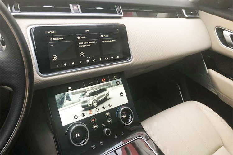 Theo Jaguar Land Rover cho hay, mẫu xe SUV hạng sang Velar mới này sở hữu không gian "rộng không tưởng cho mọi hành khách". Nằm phía trên trần xe là một cửa sổ trời Panorama siêu rộng, tăng thêm cảm giác thoáng đãng cho nội thất. Khoang hành lý của xe có thể tích 632 lít và có thể đạt 1731 lít nếu gập hàng ghế sau lại.