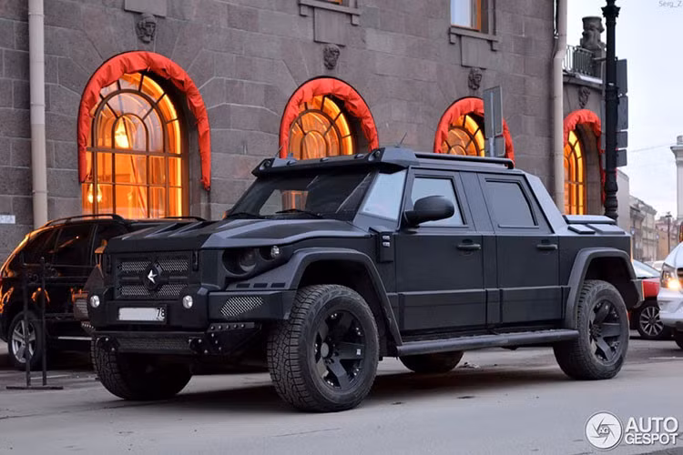 Đặt trụ sở tại Latvia, hãng sản xuất Dartz Motorz Company nổi tiếng là nhà chuyên chế tạo các dòng xe chống đạn hiệu năng cao cho giới siêu giàu, từ Nga đến Trung Đông, các ngôi sao Hollywood. Mẫu siêu xe SUV Dartz Prombron Black Russian chính là một sản phẩm của công ty này.