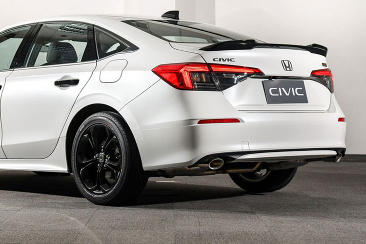 Ngoài sức mạnh của động cơ, phiên bản của Thái cũng sẽ bị cắt thêm 1 trang bị nữa là sẽ bộ mâm 18 inch ngay cả trên phiên bản thể thao. Thay vào đó, nó sẽ sử dụng bộ mâm 17 inch. Các phiên bản thường chỉ sử dụng bộ mâm 16 inch. Như thường lệ, Civic RS thể thao hơn nhờ cánh đuôi dạng nẹp và các chi tiết màu đen.