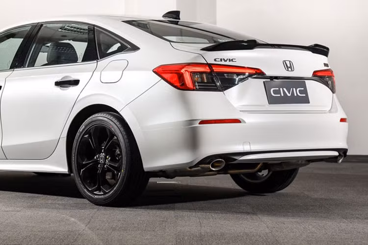 Ngoài sức mạnh của động cơ, phiên bản của Thái cũng sẽ bị cắt thêm 1 trang bị nữa là sẽ bộ mâm 18 inch ngay cả trên phiên bản thể thao. Thay vào đó, nó sẽ sử dụng bộ mâm 17 inch. Các phiên bản thường chỉ sử dụng bộ mâm 16 inch. Như thường lệ, Civic RS thể thao hơn nhờ cánh đuôi dạng nẹp và các chi tiết màu đen.