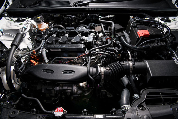 Đầu tiên, có thể nhận thấy Honda Civic 2022 ở Thái Lan đã bị cắt bỏ động cơ 2.0L, nó chỉ sử dụng động cơ tăng áp VTEC Turbo 1.5L cho tất cả các phiên bản. Dù có nhiều ưu điểm so với động cơ xăng truyền thống nhưng nhiều người Thái vẫn chưa tin tưởng loại động cơ này, nhất là khi sử dụng lâu dài.