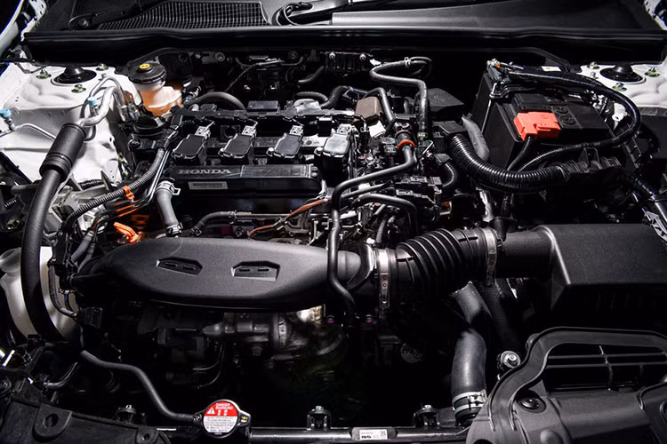 Đầu tiên, có thể nhận thấy Honda Civic 2022 ở Thái Lan đã bị cắt bỏ động cơ 2.0L, nó chỉ sử dụng động cơ tăng áp VTEC Turbo 1.5L cho tất cả các phiên bản. Dù có nhiều ưu điểm so với động cơ xăng truyền thống nhưng nhiều người Thái vẫn chưa tin tưởng loại động cơ này, nhất là khi sử dụng lâu dài.