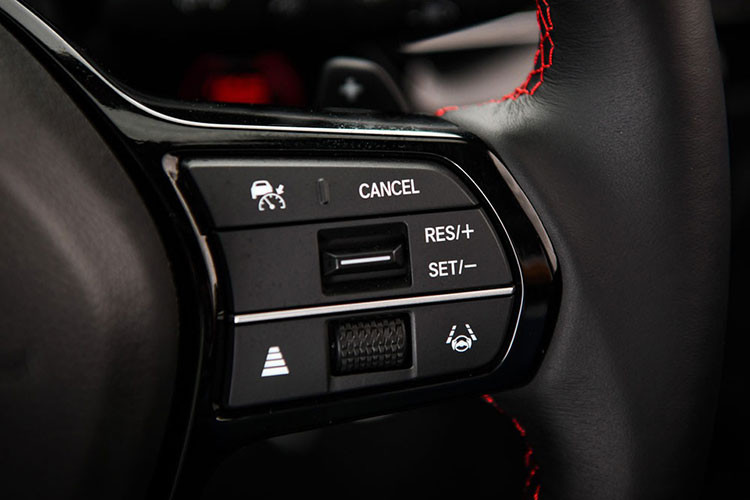 Hệ thống cảnh báo điểm mù là một trang bị có sẵn trên Civic bản Mỹ, nhưng khi nhập về Thái Lan trang bị này đã không còn nữa. Bên cạnh đó, Civic Thái Lan không được trang bị hệ thống hỗ trợ ùn tắc giao thông (TJA), cung cấp khả năng lái bán tự động Cấp độ 2 ở tốc độ dưới 65 km/h.