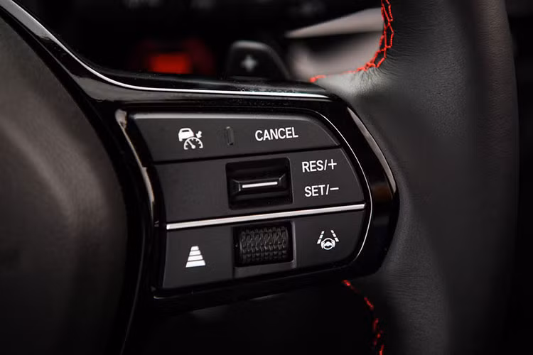 Hệ thống cảnh báo điểm mù là một trang bị có sẵn trên Civic bản Mỹ, nhưng khi nhập về Thái Lan trang bị này đã không còn nữa. Bên cạnh đó, Civic Thái Lan không được trang bị hệ thống hỗ trợ ùn tắc giao thông (TJA), cung cấp khả năng lái bán tự động Cấp độ 2 ở tốc độ dưới 65 km/h.