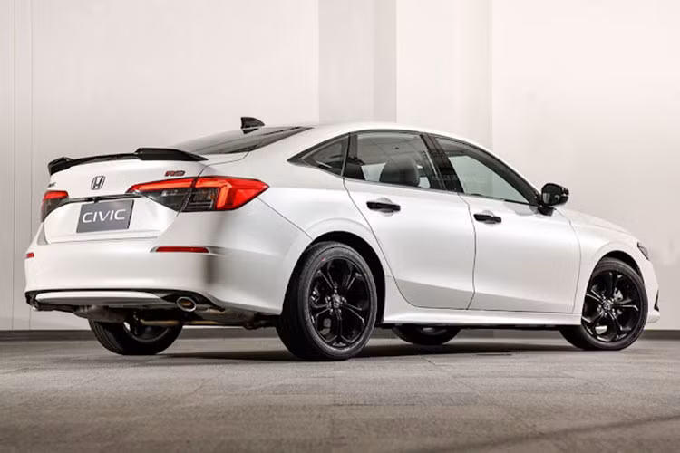 Mặc dù vậy, so với thị trường Mỹ hay Nhật, Honda Civic 2022 hoàn toàn mới bán ra tại thị trường Thái Lan bị cắt khá nhiều trang bị đáng giá. Điều này làm không ít người Thái thấy nuối tiếc. Dưới đây, chúng ta sẽ cùng so sánh các trang bị đã cắt bỏ ở thị trường Thái Lan và Mỹ có gì khác biệt.