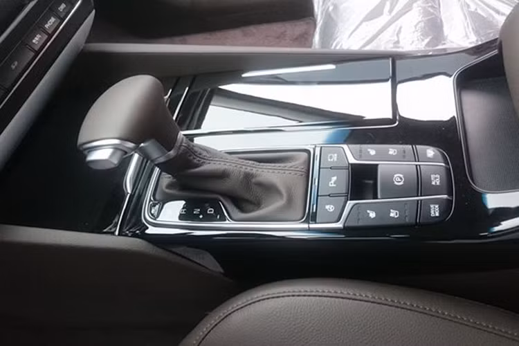 Tại Hàn Quốc, K7 2017 có tất cả 3 cấu hình động cơ. Phiên bản thấp nhất trang bị động xăng GDI 2,4 lít, 4 xy lanh thẳng hàng, cho công suất tối đa 187 mã lực và mô men xoắn cực đại 241 Nm. Bản động cơ xăng GDI 3,3 lít, V6, cho công suất tối đa 286 mã lực và mô men xoắn cực đại 343 Nm. Bản máy dầu tăng áp 2,2 lít cho công suất tối đa 199 mã lực và mô men xoắn cực đại 440 Nm.