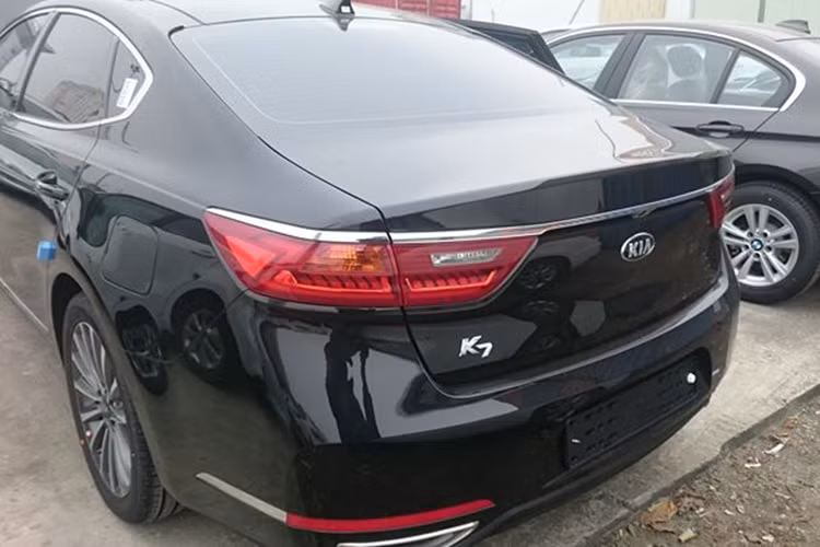 Kia K7 2017 được phát triển dựa trên cơ sở gầm bệ nhẹ hơn trước. Trong khi đó, độ rắn chắc của cơ sở gầm bệ lại tăng 35% so với loại dùng trên K7 phiên bản cũ. Cơ sở gầm bệ mới không chỉ cải thiện cảm giác lái của K7 2017 mà còn giúp giảm tiếng ồn cũng như tình trạng rung giật.