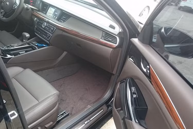 Ngoài ra, hãng Kia còn chuẩn bị nhiều trang thiết bị tùy chọn cho K7 thế hệ mới như màn hình hiển thị thông tin trên kính chắn gió, sạc điện thoại thông minh không dây và dàn âm thanh Harman Kardon. Khách hàng có thể chọn ghế bọc da Nappa và gói phụ kiện White Package, bao gồm các chi tiết mang phong cách vân gỗ màu đen.