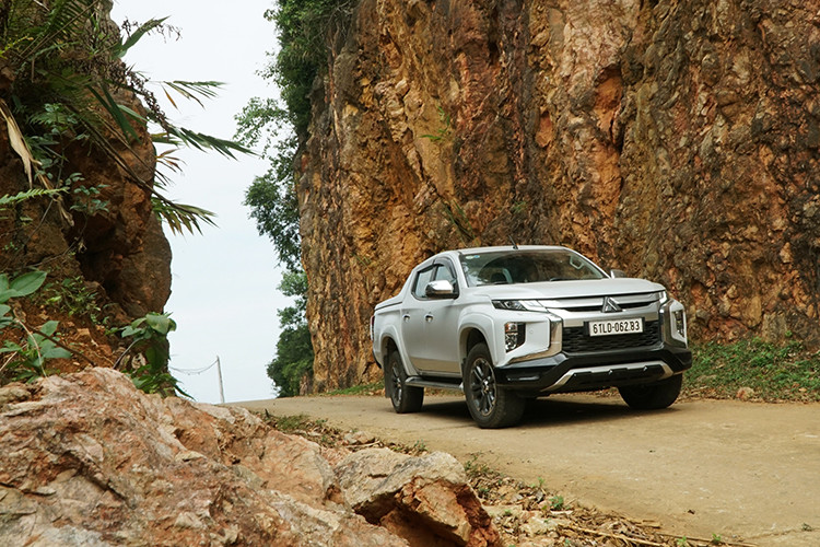 Lâu nay dòng xe bán tải của Mitsubishi là Triton vẫn được đánh giá là rẻ và lái hay, nhưng muốn nâng tầm lên “chất chơi” thì lại đòi hỏi người dùng phải tốn thêm thời gian, tiền bạc. Chỉ sau khi bước sang thế hệ mới và bán tại Việt Nam hồi đầu năm 2019 với một diện mạo “lột xác” hoàn toàn, người chơi bán tải trong nước đã thực sự nhìn nhận lại chiếc xe này. Chưa dừng lại ở đó, đợt nâng cấp cuối năm 2019 đã hoàn chỉnh đưa Mitsubishi Triton 2020 mới lên cấp độ mới: đẹp, sang và an toàn.