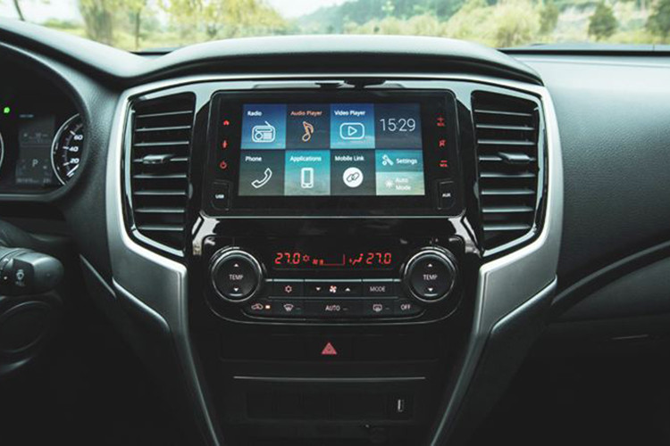 Mitsubishi cũng trang bị cho Triton màn hình thông tin giải trí 6,75 inch tích hợp AUX, USB và radio cùng khả năng kết nối Android Auto và Apple CarPlay. Ở phiên bản cao cấp Premium còn sở hữu hàng ghế sau có thể ngả đến 25 độ, cửa gió sau trên trần có thể điều chỉnh luồng gió.