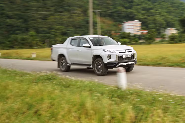 Mitsubishi Triton 2020 phiên bản Premium vẫn dùng động cơ dầu MIVEC 2.4 lít sản sinh công suất 179 mã lực tại 3.500 vòng/phút, mô men xoắn cực đại 430 Nm tại 2.500 vòng/phút, kết hợp kết hợp hộp số tự động 6 cấp. Bên cạnh đó, Triton 2020 cũng đi kèm hệ truyền động 2 cầu Super Select 4WD-II với khóa vi sai trung tâm. Để tăng tính off-road của xe, Triton có 4 chế độ lái địa hình là sỏi, bùn, cát và đá. 