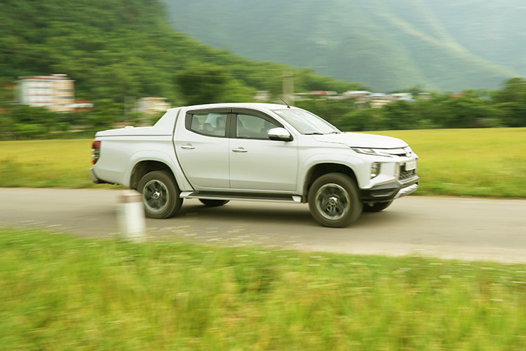 Với tất cả trang bị khá đầy đủ, người lái chỉ việc nhấn nút khởi động và tự tin ra đường, kể cả nơi có địa hình khó. Bản thân chiếc xe trong bài viết này đã thực hiện cung đường từ Hà Nội đi Hòa Bình, Sơn La và trong hai ngày lái xe liên tục, người lái hoàn toàn thoải mái, thậm chí thích thú khi gần như các công nghệ hỗ trợ tới 90% kỹ năng điều khiển.