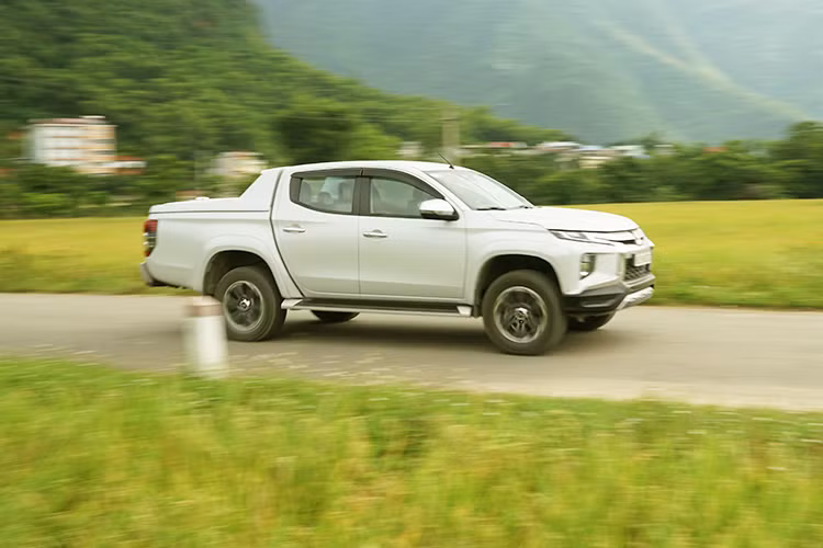 Với tất cả trang bị khá đầy đủ, người lái chỉ việc nhấn nút khởi động và tự tin ra đường, kể cả nơi có địa hình khó. Bản thân chiếc xe trong bài viết này đã thực hiện cung đường từ Hà Nội đi Hòa Bình, Sơn La và trong hai ngày lái xe liên tục, người lái hoàn toàn thoải mái, thậm chí thích thú khi gần như các công nghệ hỗ trợ tới 90% kỹ năng điều khiển.