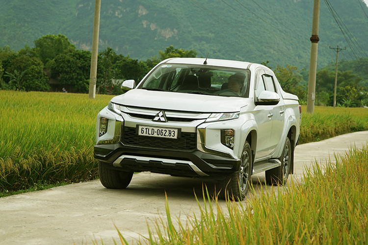 Có thể nói nhờ được nâng cấp nhiều nhưng giá bán vẫn rẻ hơn hai đối thủ chính là Ford Ranger Wildtrak 2.0L Bi-Turbo và Hilux 2.8G 4×4 MLM, phiên bản bản cao cấp 4x4 AT Mivec Premium của Mitsubishi Triton đang nhận rất nhiều quan tâm. Xét trên hai quan điểm thẩm mỹ và trải nghiệm lái, mua Mitsubishi Triton Premium vào thời điểm hiện tại thực sự là “món hời”.